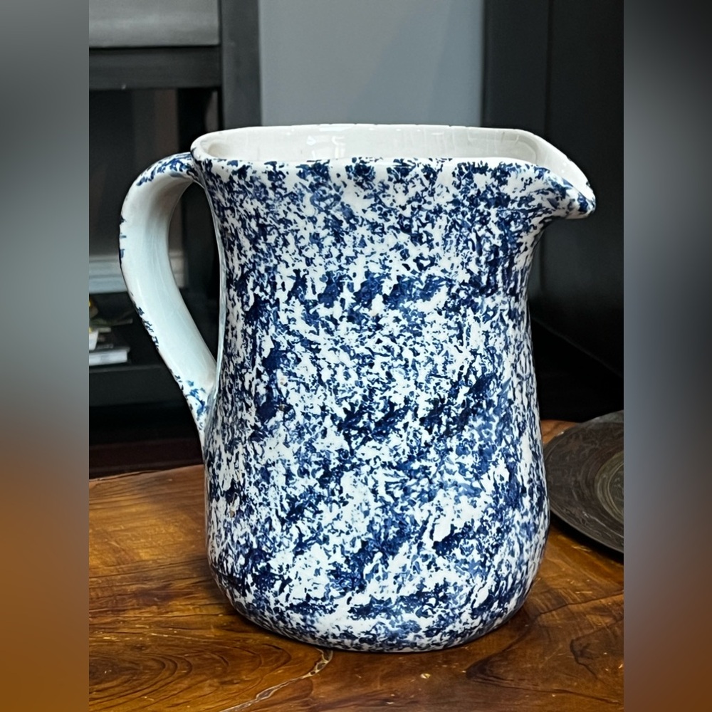 🤍 Cottage-core spongeware pitcher